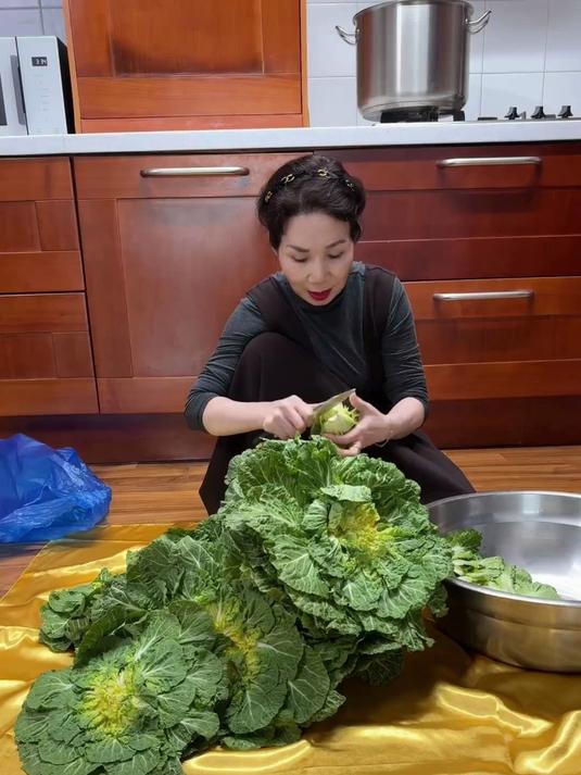 婆婆今天做一个春天吃的小菜 春白菜泡菜