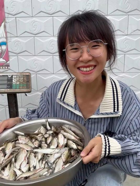 花50收下婆婆的一盆小河鱼,拿回家油炸一下,看到底能挣多少钱