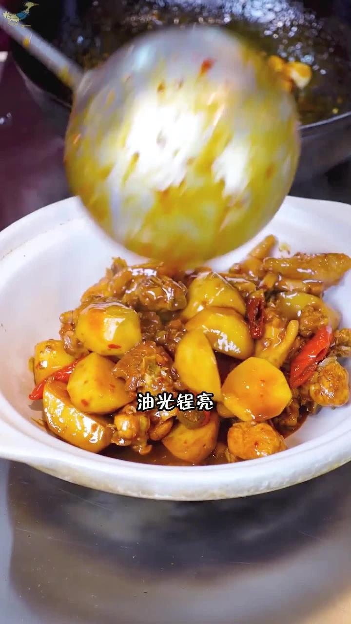 “芋儿烧鸡”的做法,芋头香糯软烂,鸡肉细嫩脱骨