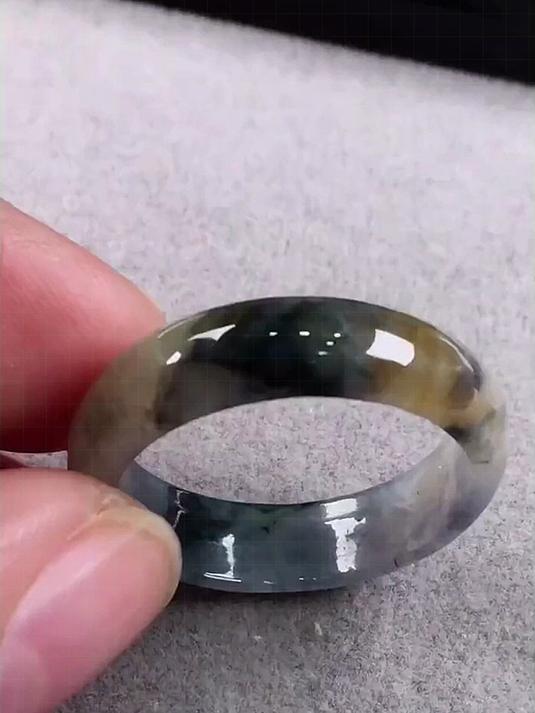 翡翠玉戒指精品,冰乌鸡飘黄,色泽艳丽显独特