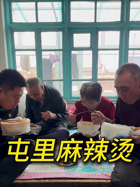 今天去乡里打包点麻辣烫配点小炸串太香了！