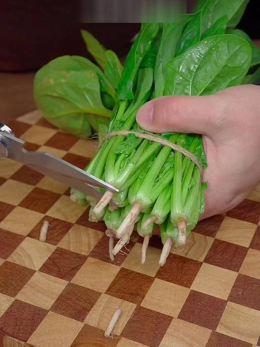 10 大养生作用!蒜蓉菠菜的功效,坚持吃才知道好