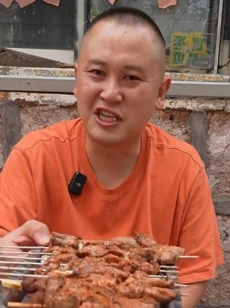 这里才是没被游客们 发现的青岛啤酒屋一条街