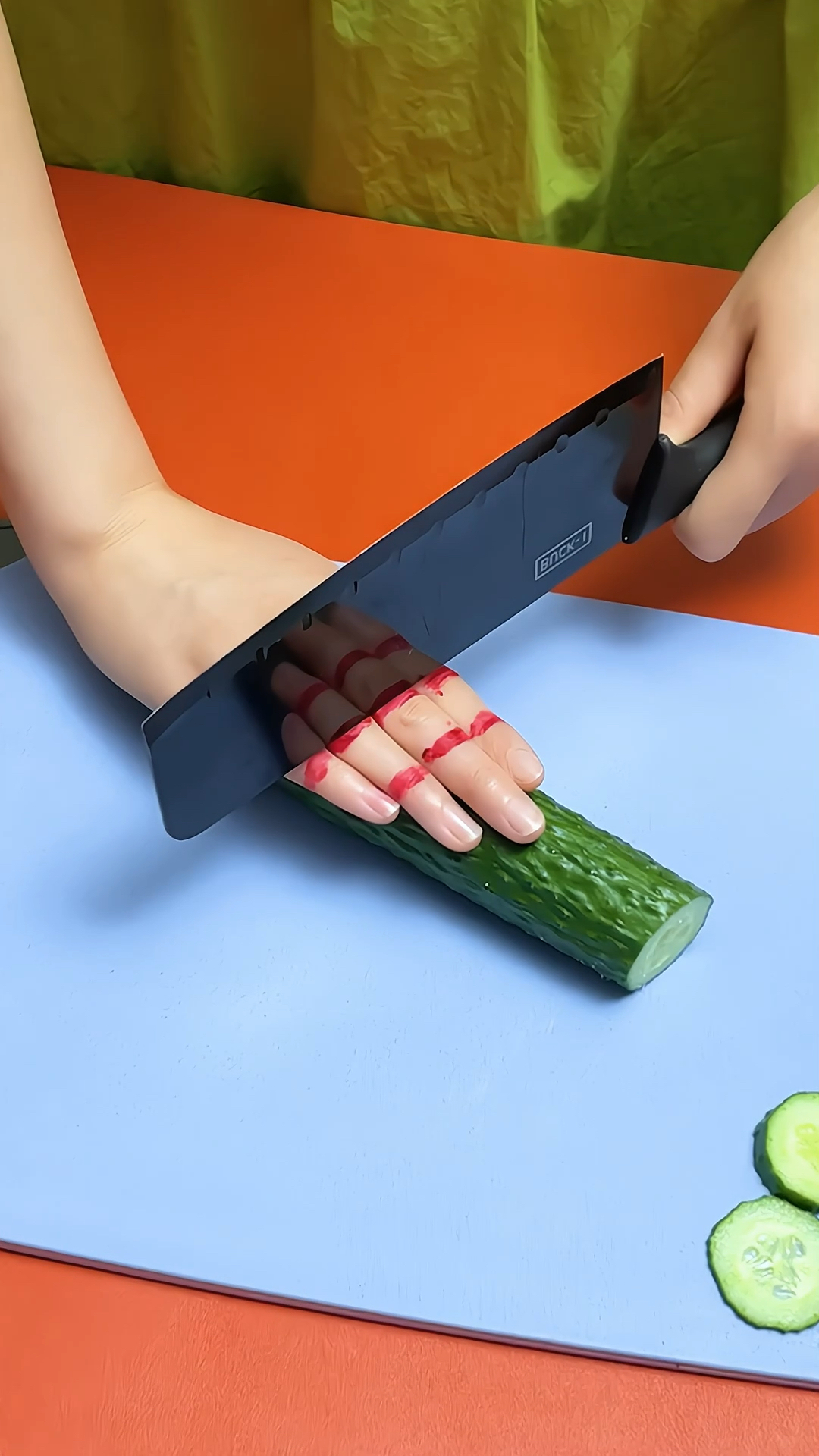 不管你是切菜切黄瓜还切水果,难免不小心切到手指,你就备上这个切菜护指器,安全省心