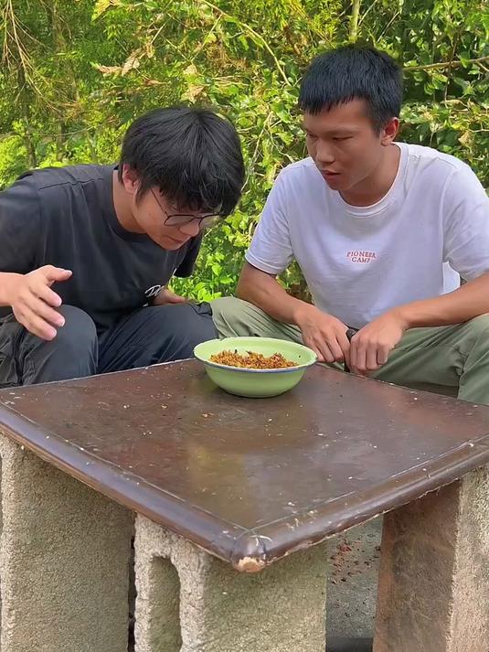 一道番茄炒泡面 两位摄影师竟然抢着吃