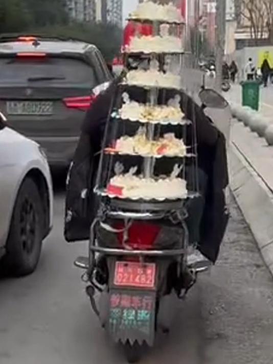 男子配送十二层大蛋糕,稍不注意就“加大餐”