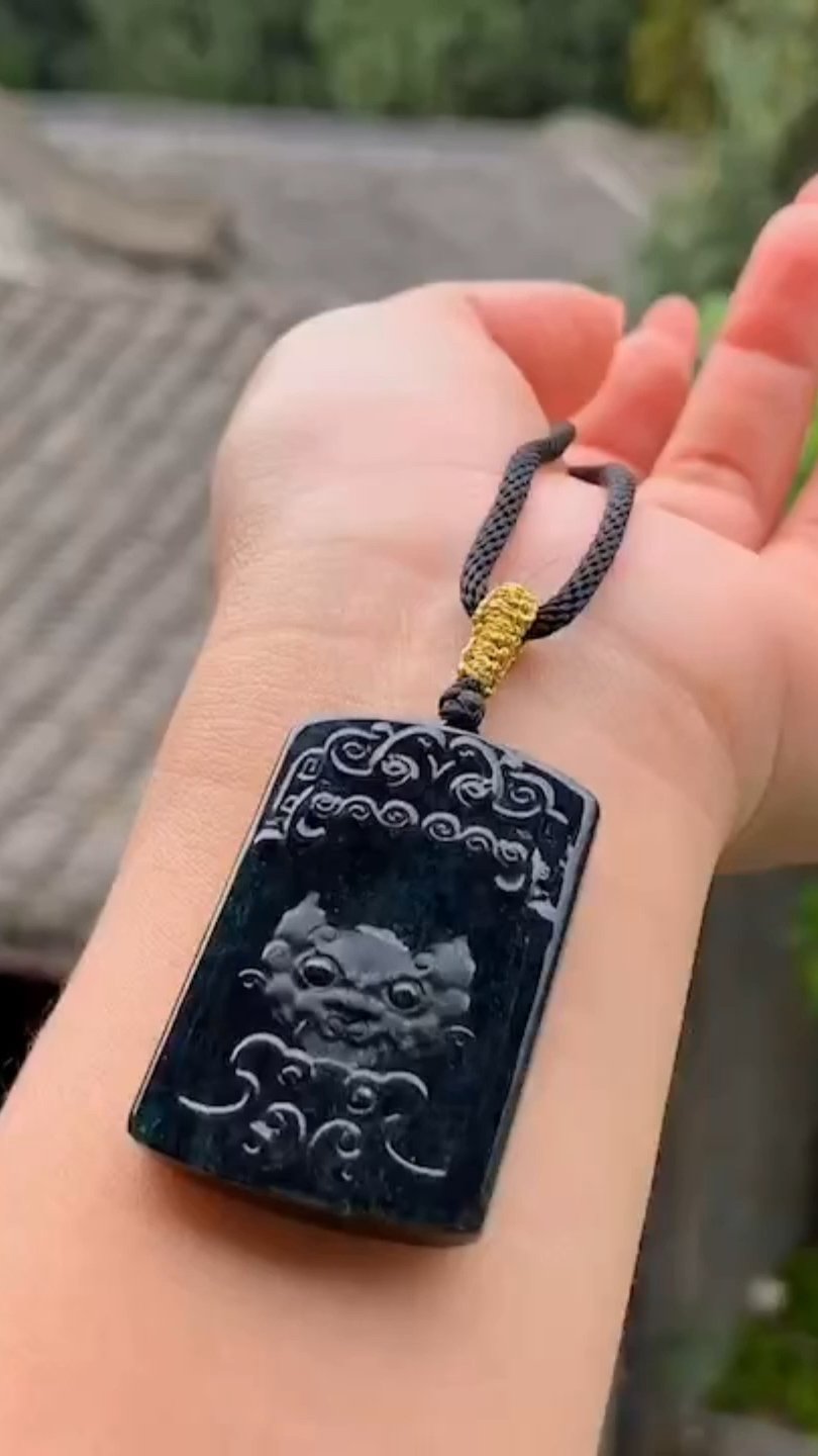 这样的黑乌鸡翡翠吊坠,黑乎乎的看着就惹人喜爱。