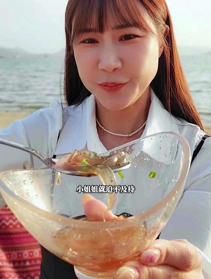 韩国人都是如何吃刺身的,这种小鱼仔刺身你们敢吃吗?
