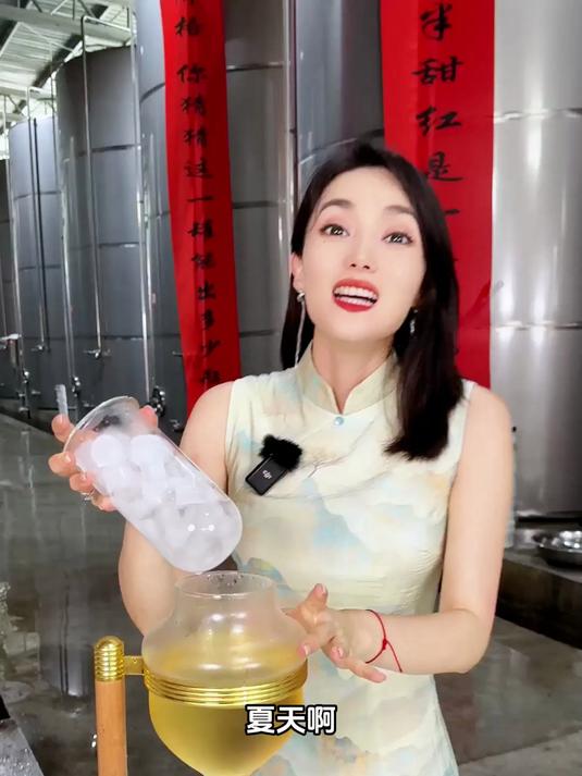 夏天喜欢喝两口的看过来啦，今年夏天尝尝我们的 半甜型葡萄酒吧~