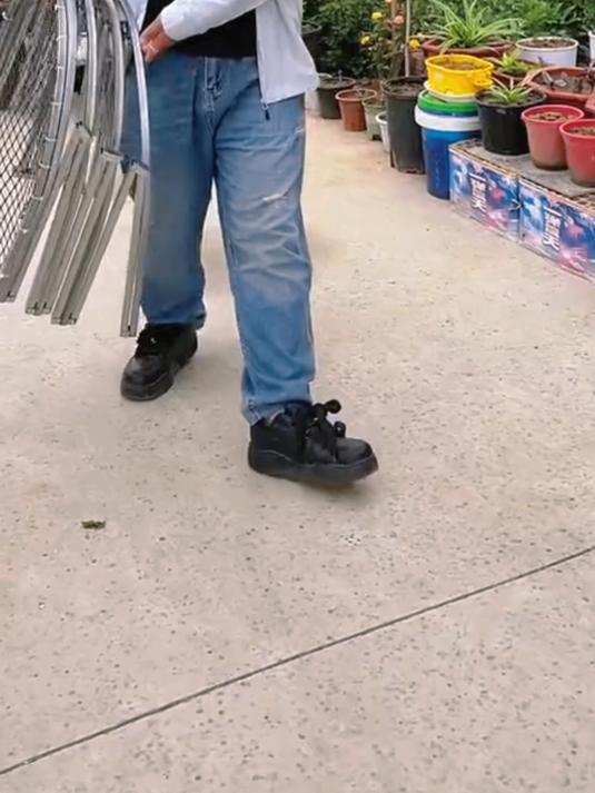 我们村很多人都在使用这个隧道式走的鸡笼,既干净又环保非常实用