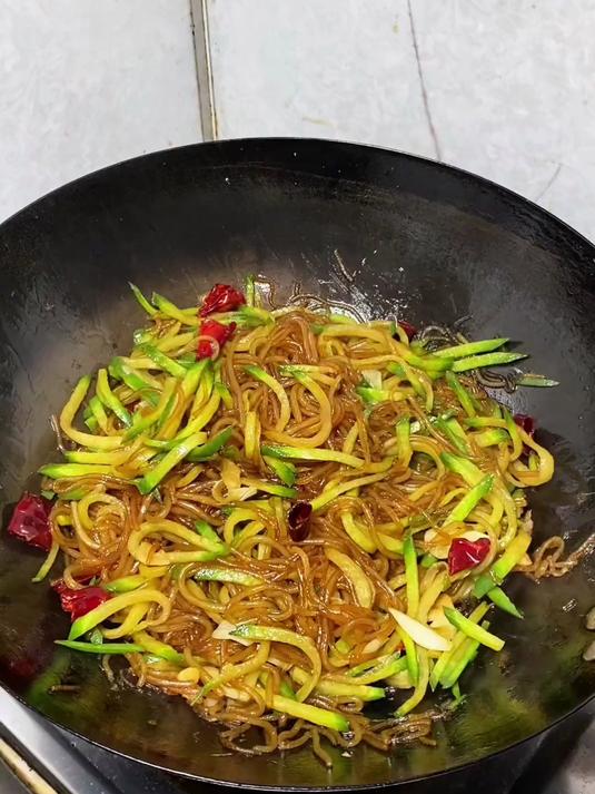 萝卜丝炒粉条,河南人冬天的家常菜,鲜香可口,拿肉都不换#家常菜#