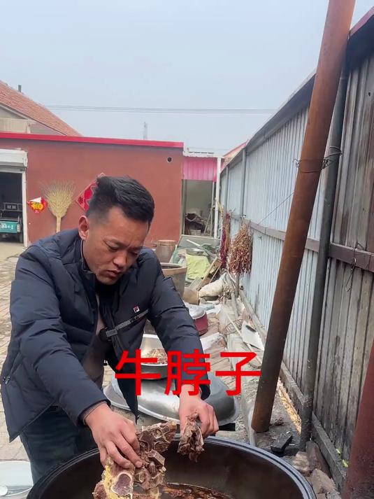 这牛脖子炖的真带劲 香辣的