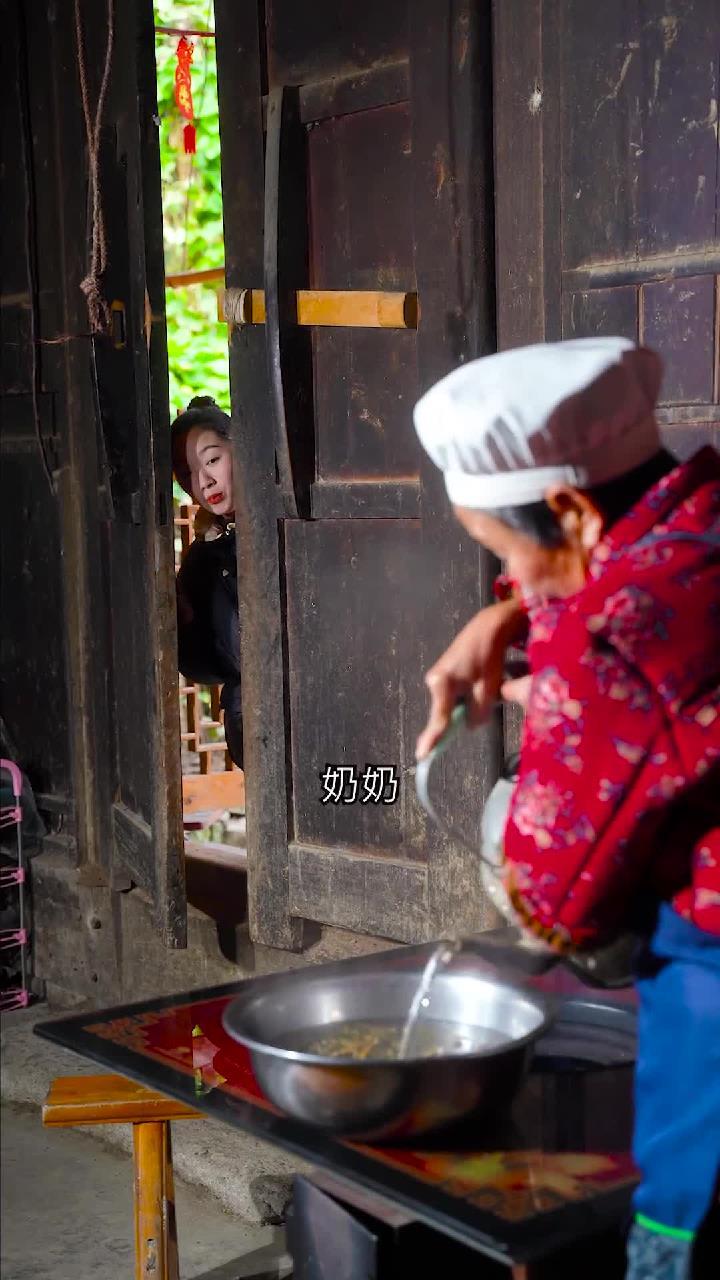奶奶今天做个正宗的梅菜扣肉饼,一上锅就干了俩,咸香煎脆,好吃到流口水～