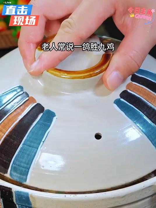 有钱难买当季鲜,这个七彩菌汤包里面全是地道云南菌煲出来的汤!