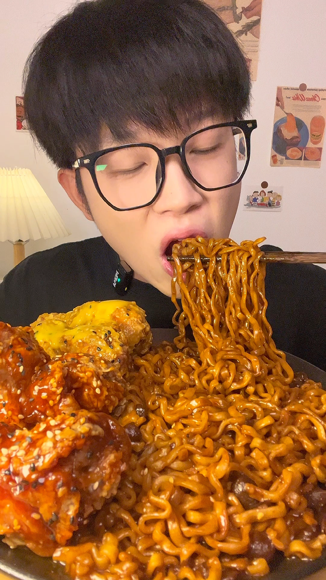 黏糊糊炸酱面配上酱多多炸鸡!热量拉满!