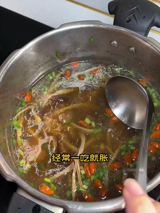 懒人养生福音：电饭煲一键炖茶树菇排骨汤