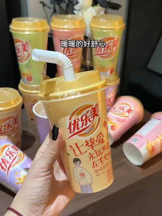 天冷喝奶茶!和好友聊天嗑瓜子,优乐美超惬意