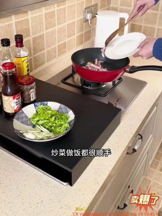 一架多用的煤气灶盖板,真是厨房收纳好帮手,既能炒菜切菜,还能