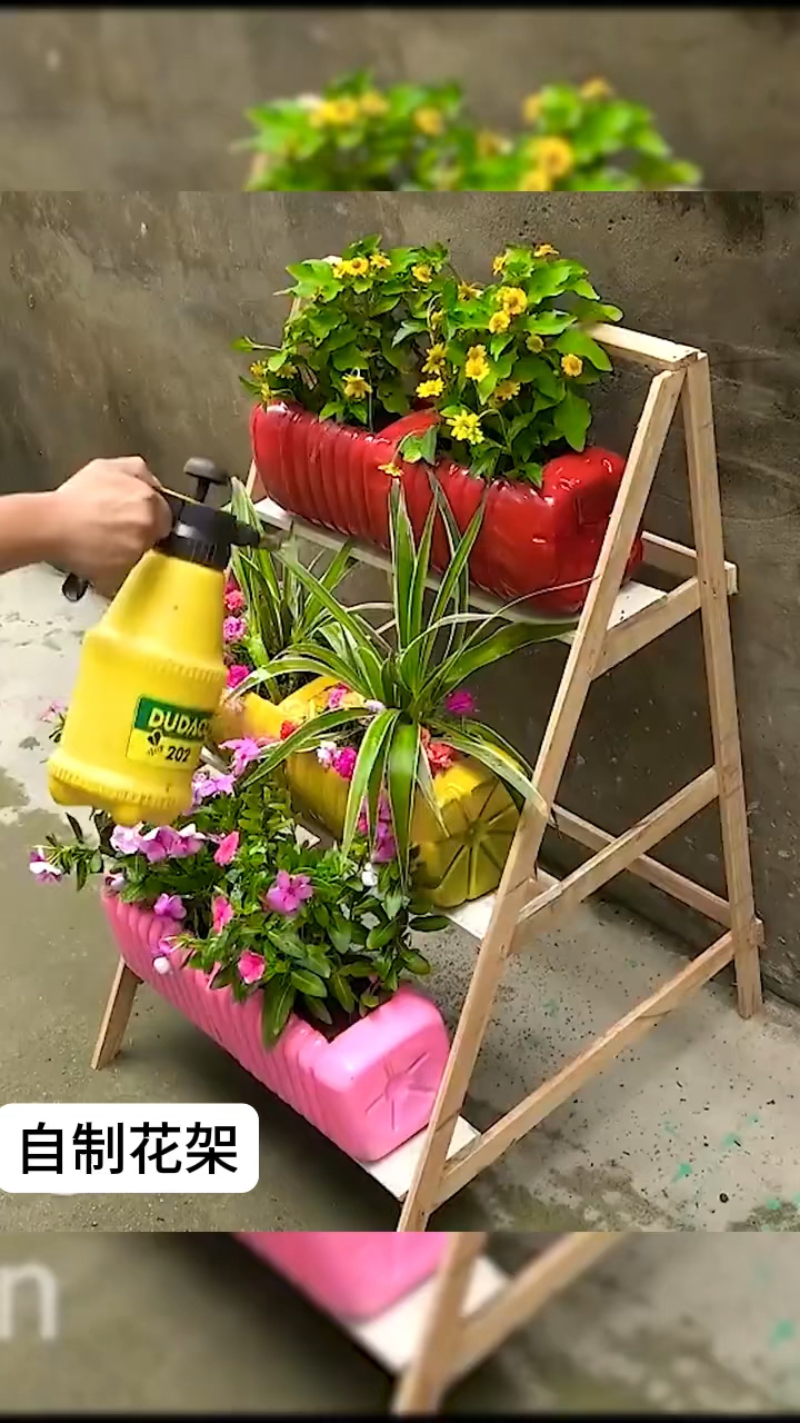 用塑料瓶和木条,自制花架