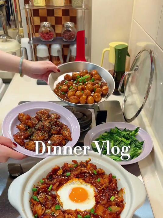 今晚吃韩式泡菜五花肉拌饭可乐鹌鹑蛋