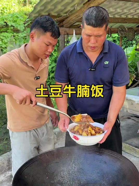 今天搞个土豆焖牛腩,肉香又入味,特别是汤汁拌饭,真的超级好吃