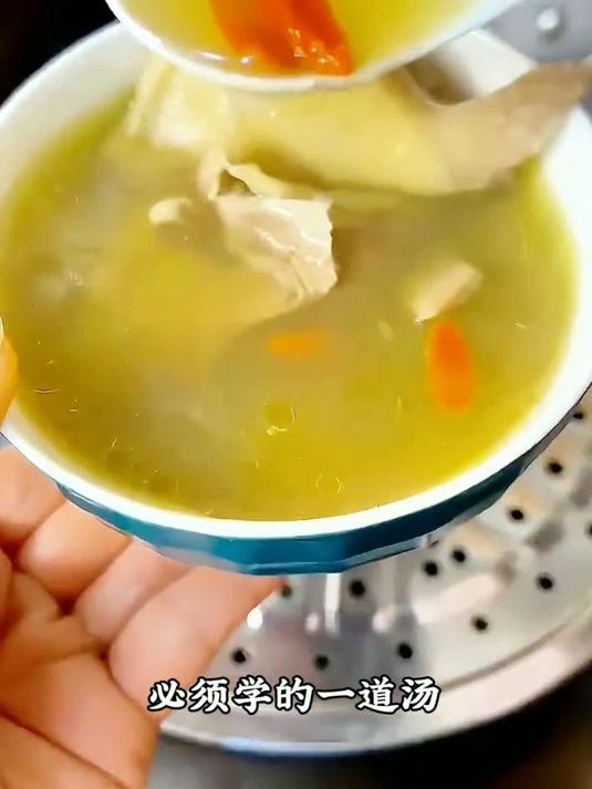 女生姨妈过后一定要好好爱自己。来一碗红参鸽子汤，滋补养生，喝出好气色