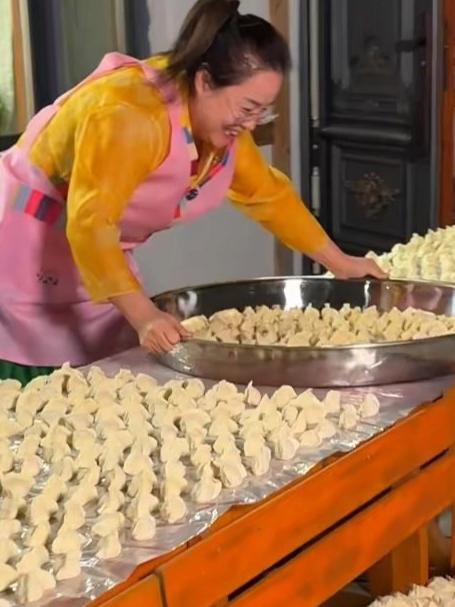 东北猫冬半年啥也不干得先把吃的给囤够了！包四种馅一百斤饺子