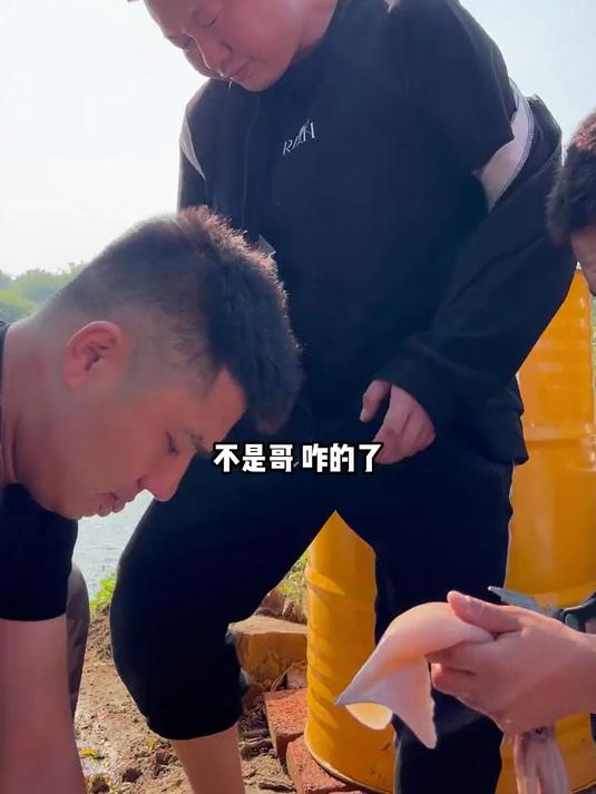铁板火爆大鱿鱼,整个鱿鱼吃着真过瘾!满满的科技与狠活!