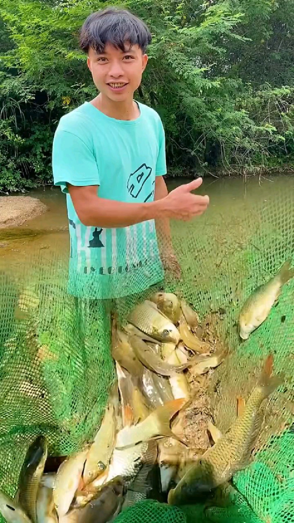 这次抓了一条半斤的塘角鱼还有一些鲤鱼,这坝里什么小鱼都有,抓起来一个字:爽!