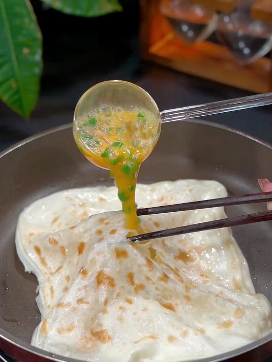 鸡蛋灌饼饼胚麦香四溢,美味可口?