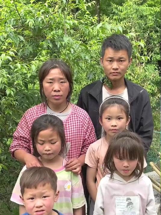 今天朋友一家人来我家玩，没什么吃的，去竹林取点苦竹笋煮盐菜汤