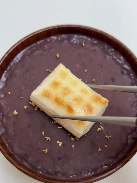 天冷就要喝暖暖的红豆年糕汤～