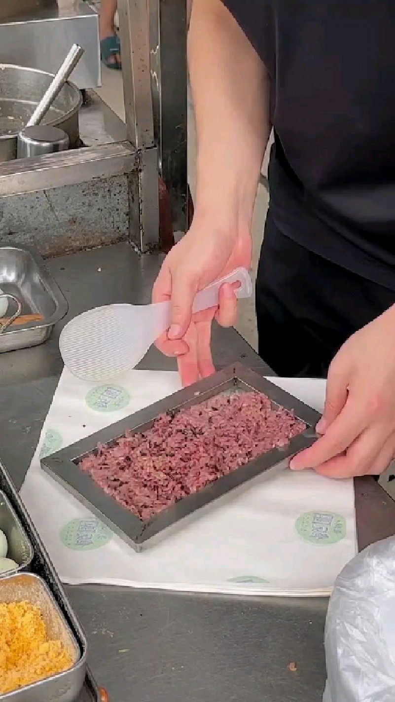 小哥哥的糯米饭团做得好精致啊!