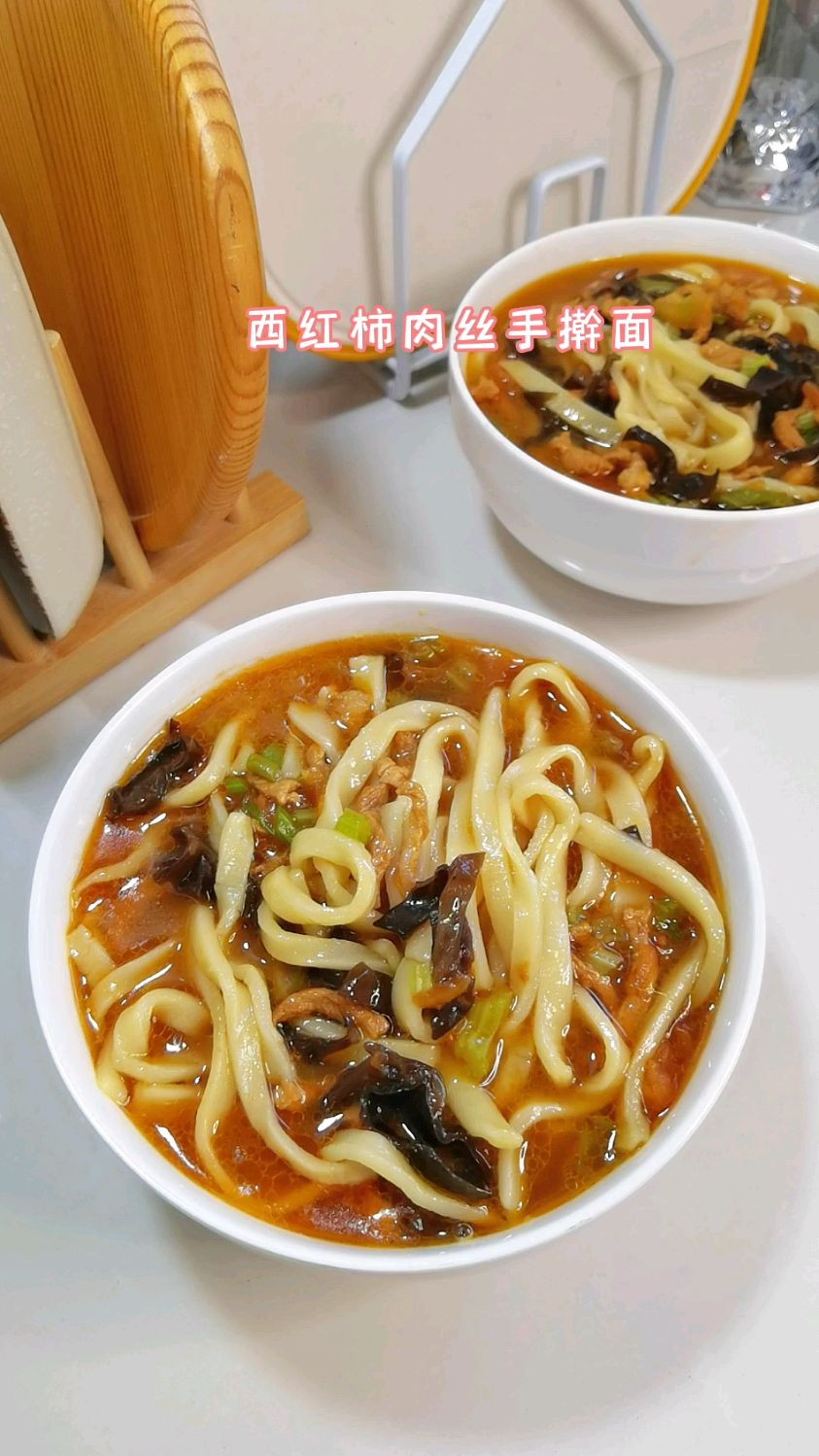 小时候最喜欢吃妈妈做的手擀面,现在我也开始做给我的孩子吃,还是家的味道