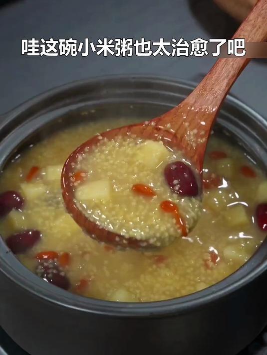 一口暖到心坎！苹果小米粥香浓养胃，天冷早餐必备