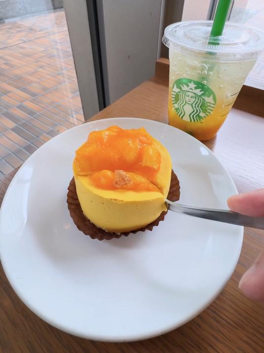 「日本星巴克新的」芒果慕斯蛋糕和Chillax Soda芒果