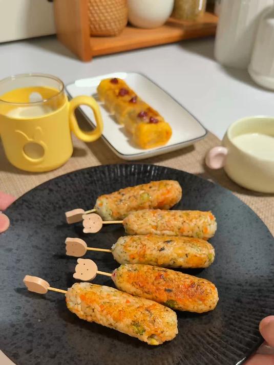 宝宝的早餐,蔬菜虾仁饭团,香蕉厚蛋烧,香蕉奶昔,快做起来吧!