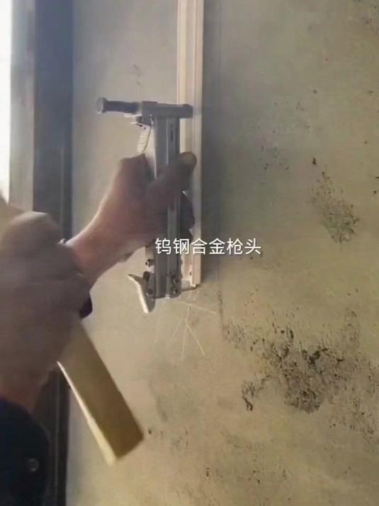 手动打钉枪,里面装的是钢钉,用它来钉线槽速度非常快!