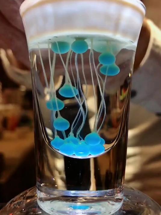 蓝色天使之泪 美轮美奂的观赏性鸡尾酒