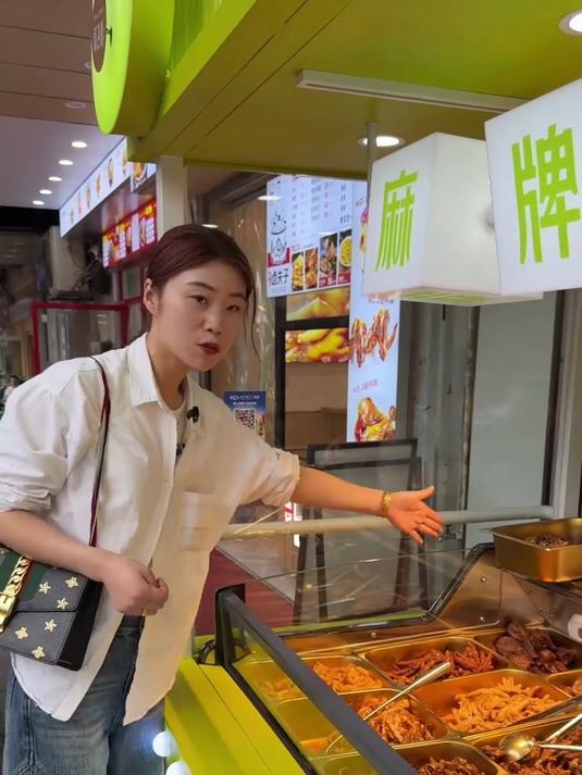 这是我做特色凉拌菜8年的第7台摆摊车