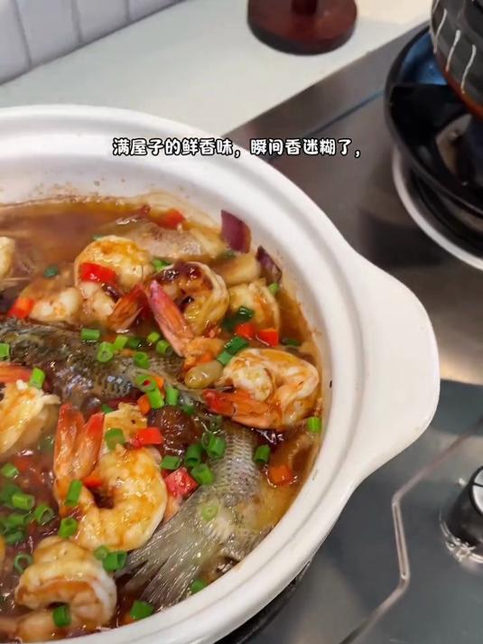 做法超简单又美味的鲈鱼鲜虾煲