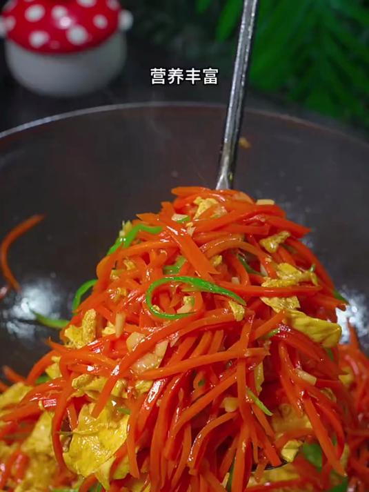 又是一道小朋友都很喜欢胡萝卜炒鸡蛋