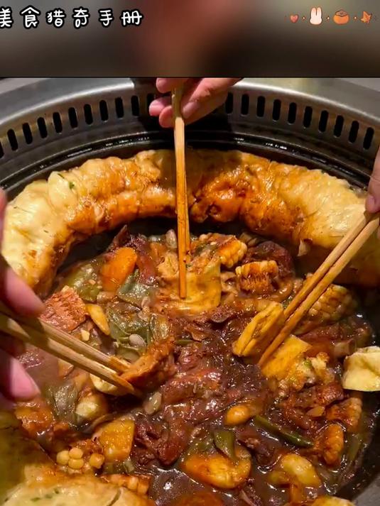 吃铁锅炖先抢贴饼子,再炫肉!