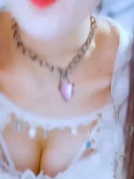 日本性感女团穿搭绝!双马尾穿白色吊带大胆弯腰,瞬间让人看红脸