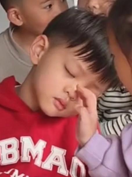 女孩摸着装睡男孩的头,男孩一脸暗爽