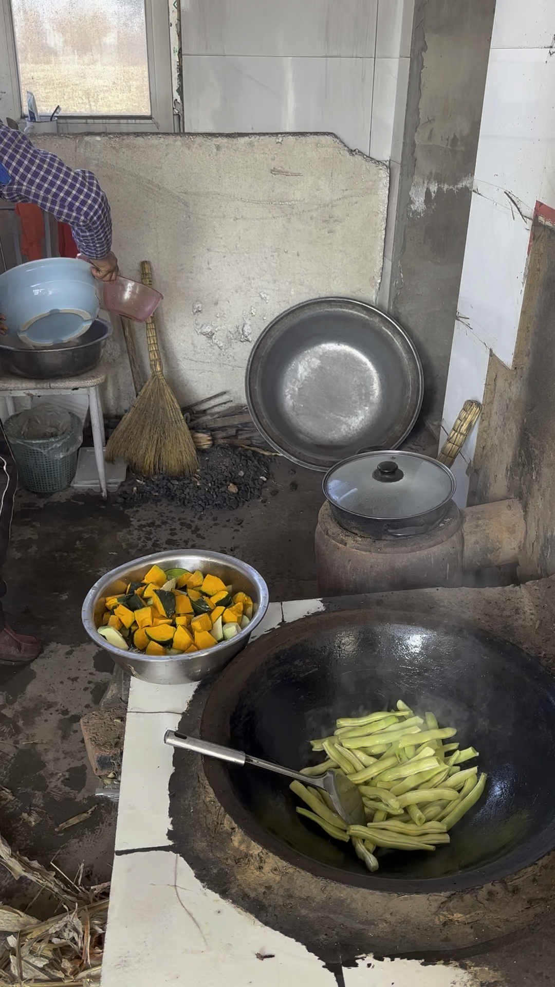 农村老妈大锅炖南瓜土豆豆角,烙饼,生活太幸福了