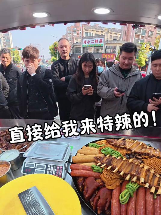 九零后小伙在县城摆摊卖卤菜