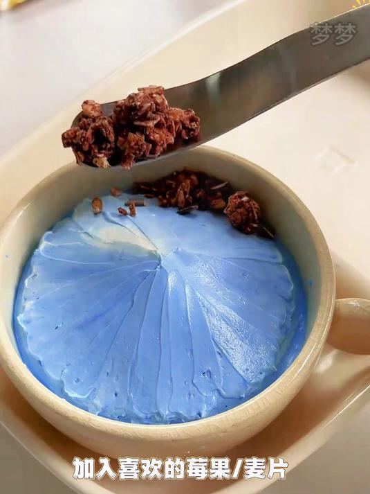 可可爱爱的早餐拼盘，一次就成功的小熊面包+蓝色酸奶碗