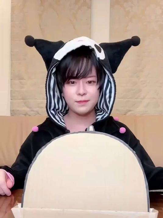 纸板和霸王龙分享蛋糕