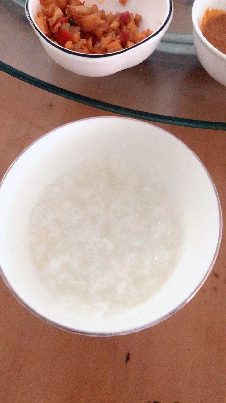 早餐简简单单一个白粥一个酸菜萝卜加豆腐乳。